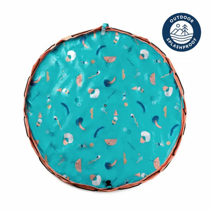  Tapis de jeu et sac de rangement d’extérieur Play and Go – motif jeux – vue du sac en version tapis de jeu – écusson “outdoor splashproof” visible sur la photo