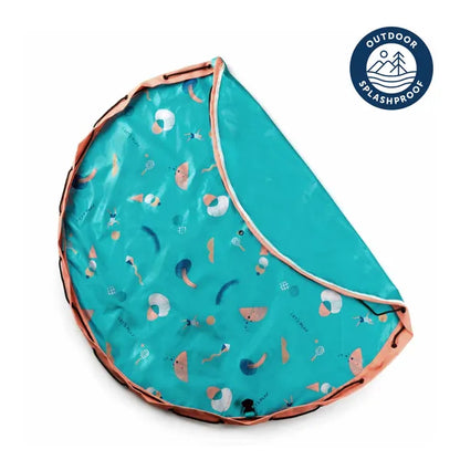 Tapis de jeu et sac de rangement d’extérieur Play and Go – motif jeux – vue du sac en version tapis de jeu avec le rebord légèrement plié – écusson “outdoor splashproof” visible sur la photo