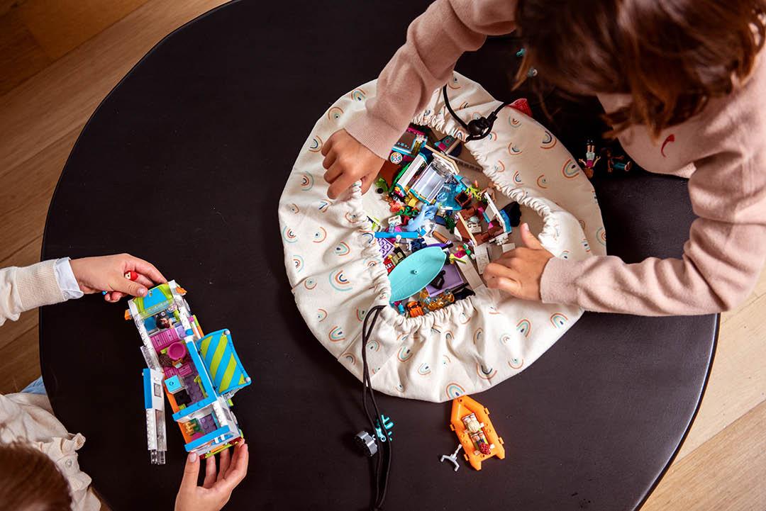 Playandgo_mini_rainbow_storage_on_table