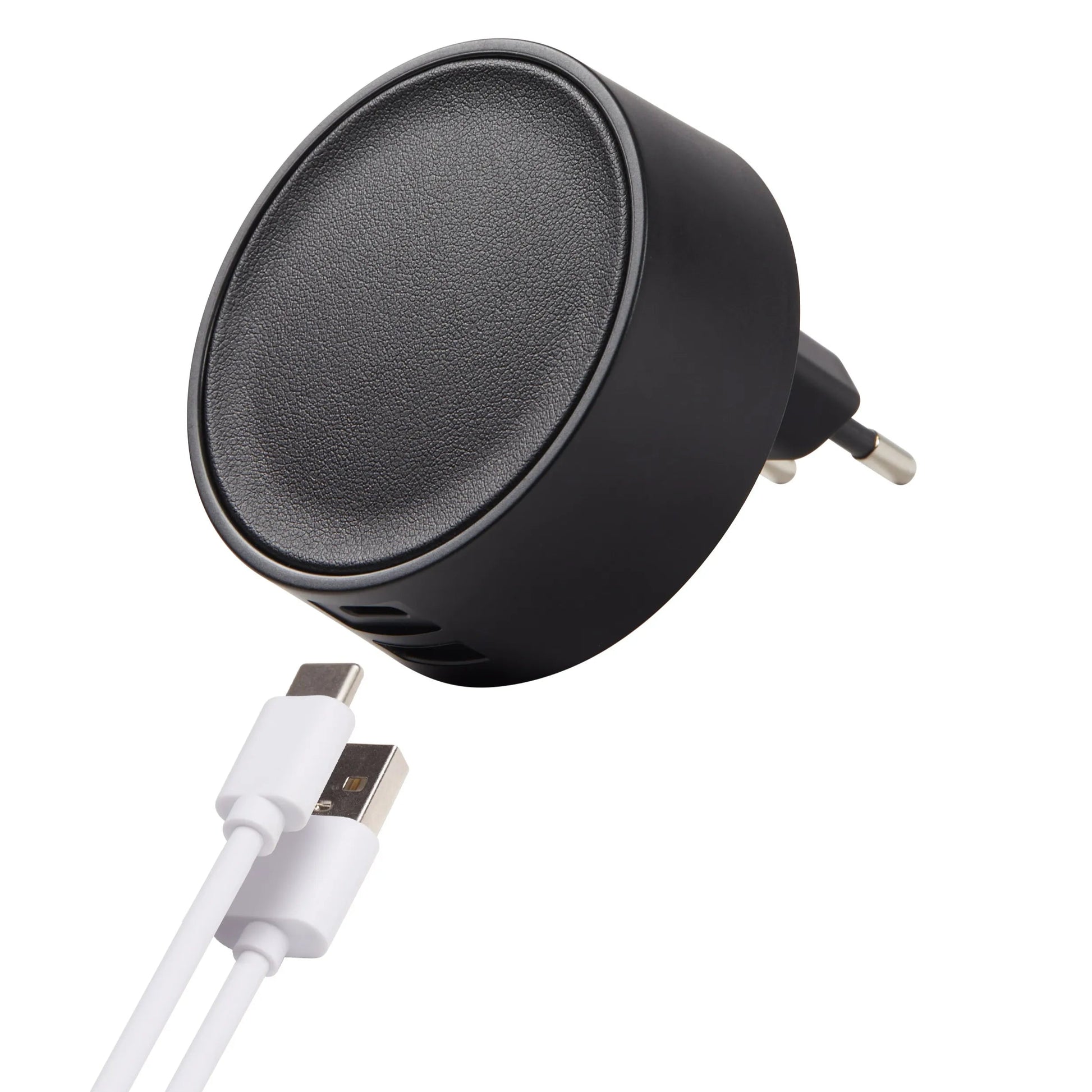 Chargeur secteur international couleur noire – présenté en situation d’utilisation avec deux câbles 