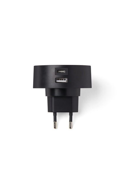  Chargeur secteur international couleur noire – en vue de profil avec les deux systèmes de connexions