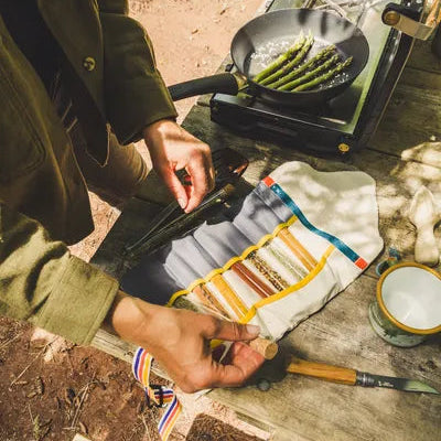 Sac à épices ou couverts de Roadtyping - Mise en situation : une personne cuisine dans un camping