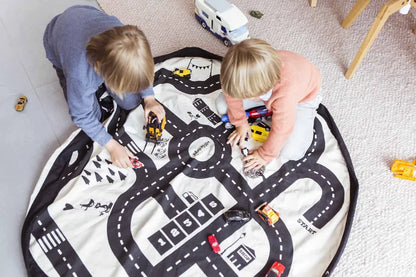 Sac de rangement et tapis de jeu Play and Go – motif circuit de voitures – mise en situation du tapis avec deux enfants qui jouent aux voitures