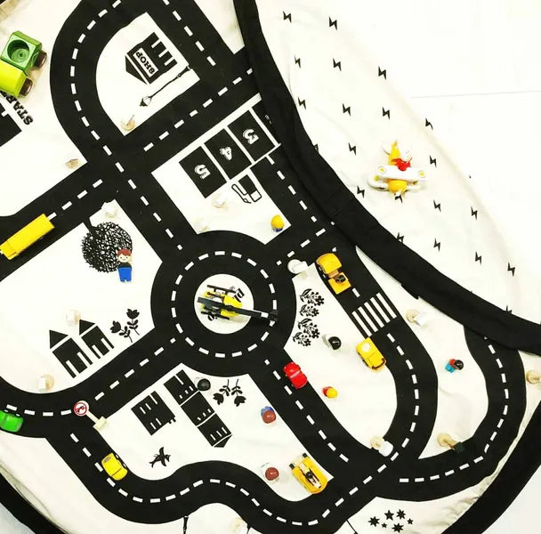 Sac de rangement et tapis de jeu Play and Go – motif circuit de voitures – vue du tapis de jeu avec un coin plié laissant apparaître le verso et des éclairs 