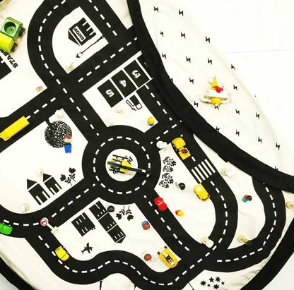 Sac de rangement et tapis de jeu Play and Go – motif circuit de voitures – vue du tapis de jeu avec un coin plié laissant apparaître le verso et des éclairs 