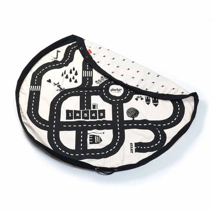 Sac de rangement et tapis de jeu Play and Go – motif circuit de voitures – vue du tapis de jeu avec un coin plié laissant apparaître le verso et des éclairs