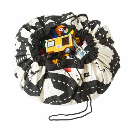 Sac de rangement et tapis de jeu Play and Go – motif circuit de voiture -  vue du sac de rangement contenant des voitures