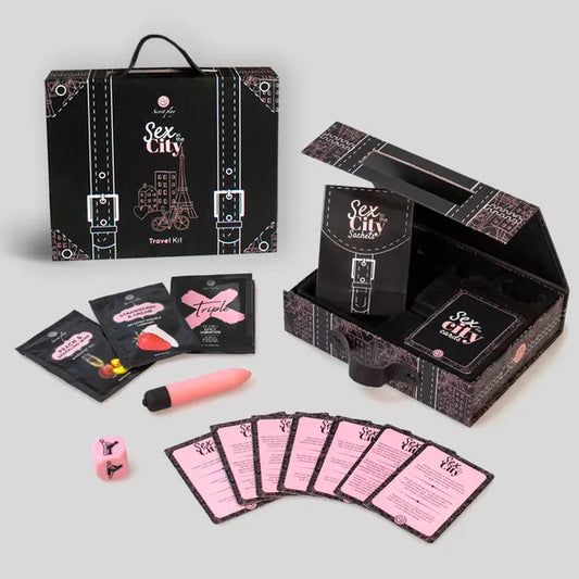 Coffret présenté ouvert avec les articles suivants :
Cartes de défis, mini vibromasseur, dé Kamasutra, monodose d’huile de massage, 
monodose de lubrifiant et monodose de gel intensifiant