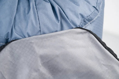 Sac de compression ultraléger – gros plan sur les coutures du sac vue d'end'en haut