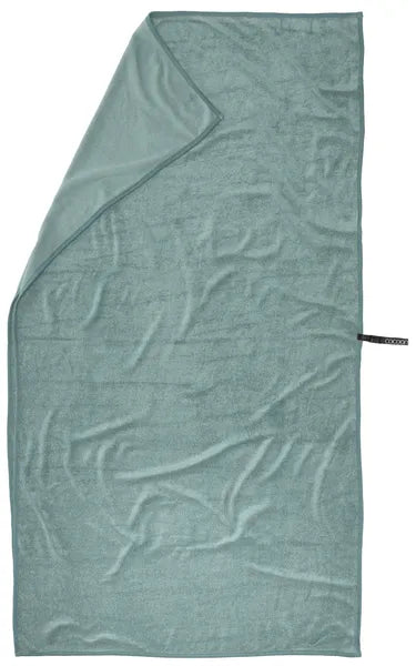 Serviette de voyage ultralégère Cocoon – vue dépliée du modèle vert d’eau, avec un coin replié – tailles L et XL.