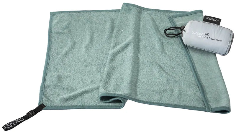 Serviette de voyage ultralégère Cocoon – vue dépliée du modèle vert d’eau, avec un coin replié et sa pochette dessus – tailles S.