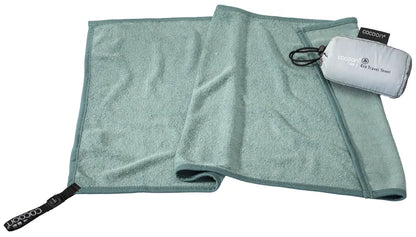 Serviette de voyage ultralégère Cocoon – vue dépliée du modèle vert d’eau, avec un coin replié et sa pochette dessus – tailles S.