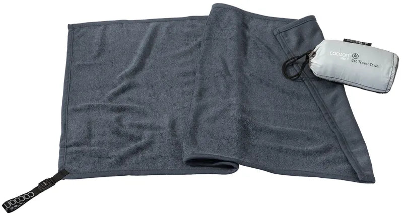 Serviette de voyage ultralégère Cocoon – vue dépliée du modèle bleu marine, avec un coin replié et sa pochette – tailles S.
