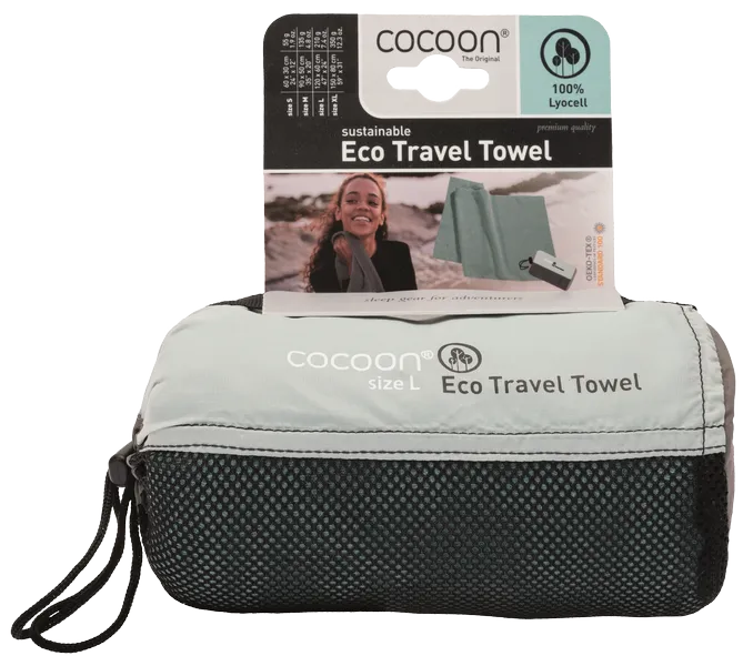 Serviette de voyage ultralégère Cocoon – vue du modèle vert d’eau dans sa pochette avec l'étiquette