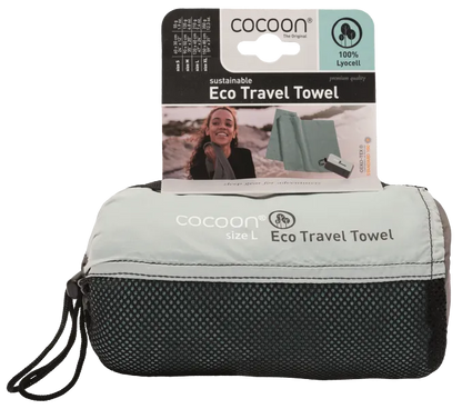 Serviette de voyage ultralégère Cocoon – vue du modèle vert d’eau dans sa pochette avec l'étiquette