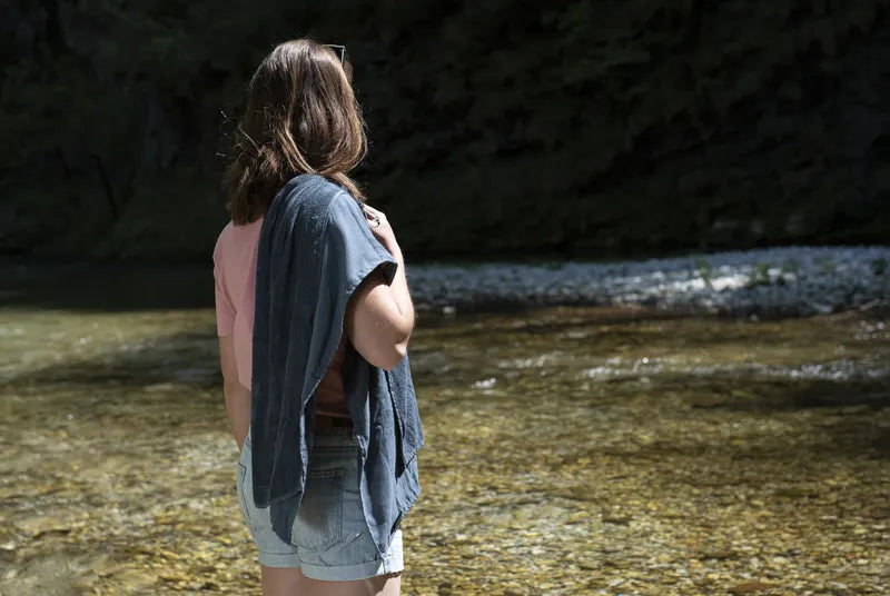 Serviette de voyage ultralégère Cocoon – mise en situation : modèle marine posé sur l’épaule d’une femme.