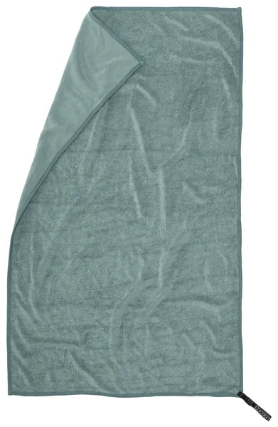 Serviette de voyage ultralégère Cocoon – vue dépliée du modèle vert d’eau, avec un coin replié – tailles S et M.