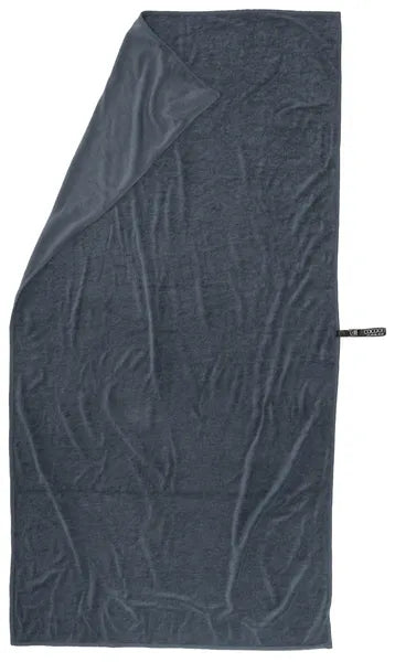 Serviette de voyage ultralégère Cocoon – vue dépliée du modèle bleu marine, avec un coin replié – tailles L et XL.