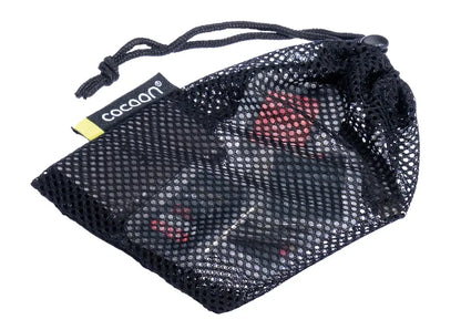 Set de 4 sacs de rangement en maille – mise en situation : sac avec étiquette jaune, contenant du petit matériel