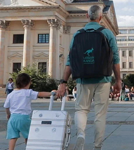 Siège auto pliable Wallaroo 2.0 i-Size (100–150 cm) de Urban Kanga dans sa housse de transport
