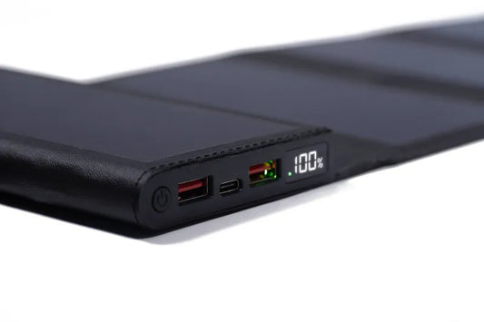 Electron, batterie solaire portable de Sunslice - zoom sur les sorties USB et USB-C et le taux de chargement LED