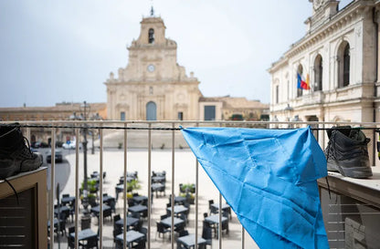 Corde à linge de voyage de Cocoon - Mise en situation avec un linge qui sèche sur un balcon
