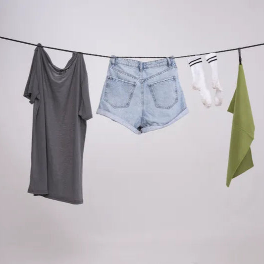 Corde à linge de voyage de Cocoon - Mise en situation avec du linge