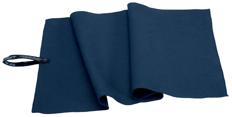 Serviette de voyage ultralégère Cocoon – vue de la serviette marine en position horizontale.