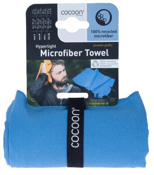 Serviette de voyage ultralégère Cocoon – vue de la serviette bleue enroulée avec étiquette