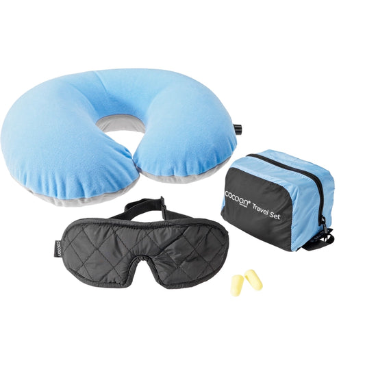 Kit de voyage 3 pièces de Cocoon - bleu - vue du kit comprenant : Coussin de voyage ergonomique, Masque de nuit de luxe, Bouchons d’oreilles, Pochette zippée ultra-compacte
