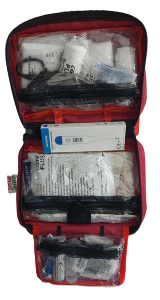 Trousse de secours familiale ouverte avec Compresses, Bandes hydrophiles, Pansements, Doigt bandage, Rouleau de bande adhésive, Bandelettes de suture, Paires de gants en vinyle, Lingettes nettoyantes, Liquides pour bain oculaire/rinçage de plaies, Ciseaux pour bandage, Pincette, Épingles de sûreté de grandeurs assorties, Bandage triangulaire, Masque pour bouche-à-bouche, Couverture de survie, Thermomètre, Pince à tiques, Poche à glace, Burnsoothe – pansement pour brûlures 