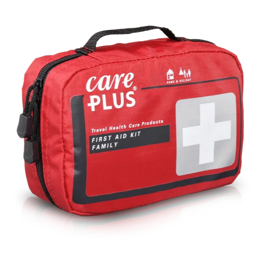 Trousse de secours familiale avec Compresses, Bandes hydrophiles, Pansements, Doigt bandage, Rouleau de bande adhésive, Bandelettes de suture, Paires de gants en vinyle, Lingettes nettoyantes, Liquides pour bain oculaire/rinçage de plaies, Ciseaux pour bandage, Pincette, Épingles de sûreté de grandeurs assorties, Bandage triangulaire, Masque pour bouche-à-bouche, Couverture de survie, Thermomètre, Pince à tiques, Poche à glace, Burnsoothe – pansement pour brûlures 