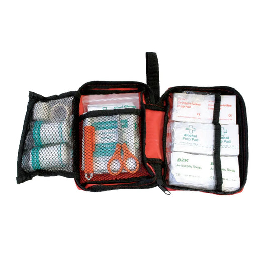 Trousse de secours pour animaux de compagnie vue interieur avec : 
Pansements, couverture d'urgence, gants en vinyle, pince à tiques, lingettes à l’alcool, à la povidone-iodine et antiseptique, bandage et ciseaux