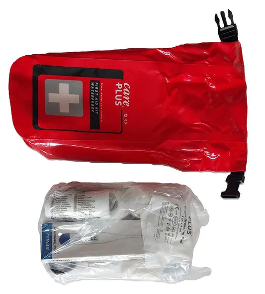 Trousse de secours étanche ouverte avec Compresses, Bandage de soutien, Bandes hydrophiles, Pansements (25 x 72 mm), Rouleau de bande adhésive, Bandelette de suture, Paires de gants en vinyle, Lingettes nettoyantes, Thermomètre, Ciseaux pour bandage, Pincette, Épingles de sûreté, Bandage triangulaire, Masque pour bouche-à-bouche, Couverture de survie,  pansement pour brûlure, Doigtiers, Bandages pour doigt 