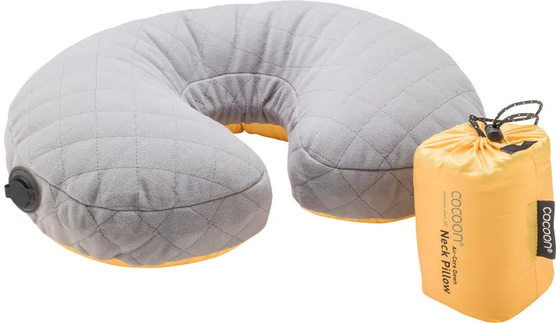 U-Shaped Neck Down Pillow de Cocoon - Coloris jaune - vue du tour de cou de voyage de dos et sa pochette