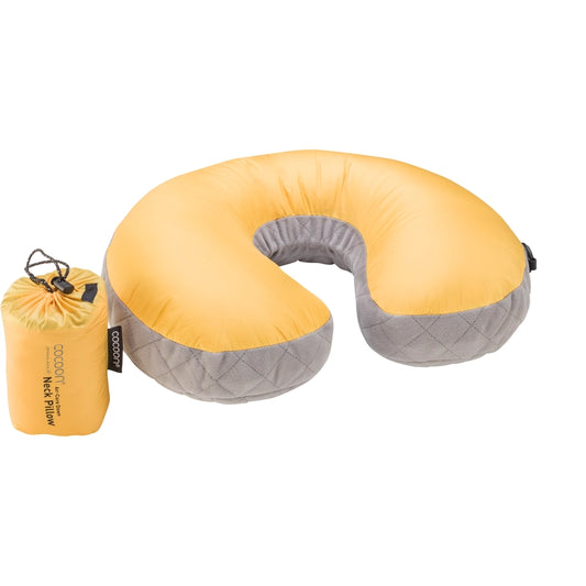 U-Shaped Neck Down Pillow de Cocoon - Couleur jaune- vue du tour de cou de voyage de face et sa pochette