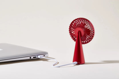 Ventilateur portable rouge Lexon en vue de dos se chargeant à un PC
