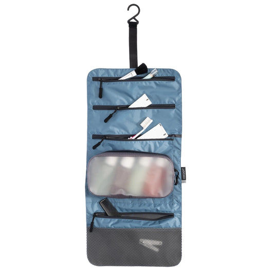 Trousse de toilette accrochable Cocoon – bleu – vue dépliée avec des articles de toilette à l’intérieur.