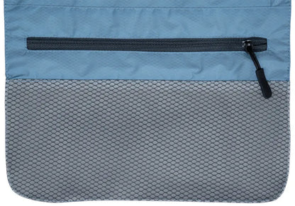 Trousse de toilette accrochable Cocoon – bleu – Gros plan du bas de la trousse
