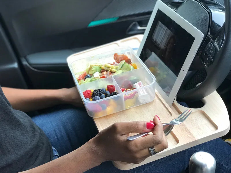 Platoto en bois brut d’hévéa – mise en situation : utilisé pour un repas dans une voiture et avec une tablette numérique