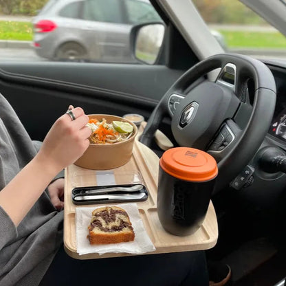 Platoto en bois brut d’hévéa – mise en situation : utilisé pour un repas dans une voiture