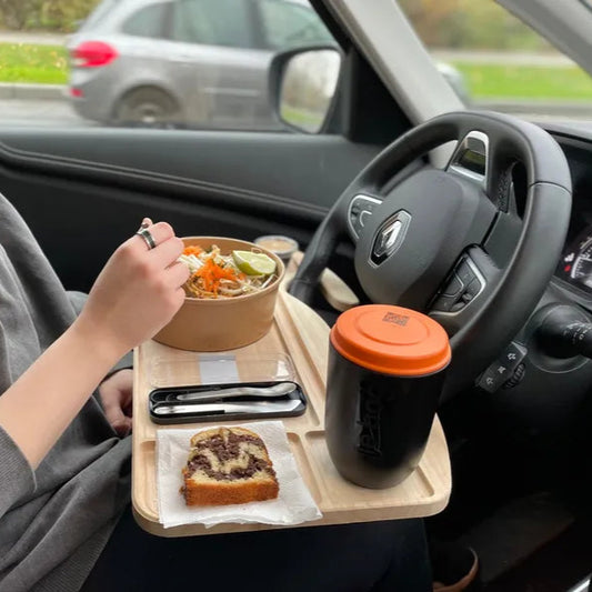 Platoto en bois brut d’hévéa – mise en situation : utilisé pour un repas dans une voiture