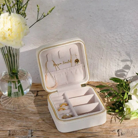 Boîte à bijoux de voyage Maison Scarlett – Modèle Corinne en PU beige – vue de la boîte ouverte posée sur un meuble en bois