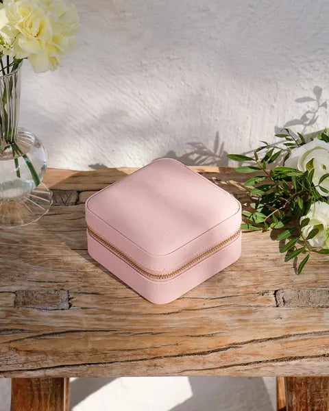 Boîte à bijoux de voyage Maison Scarlett – Modèle Corinne en PU rose – vue de la boîte fermée posée sur un meuble en bois