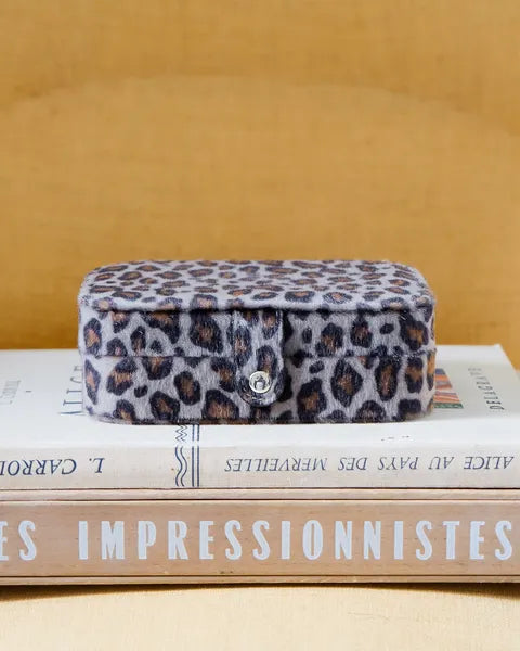 Boîte à bijoux de voyage Maison Scarlett – modèle Brigitte – velours léopard – vue fermée