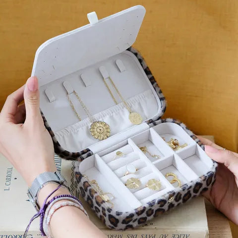 Boîte à bijoux de voyage Maison Scarlett – modèle Brigitte – velours léopard – vue entièrement ouverte, tenue à deux mains