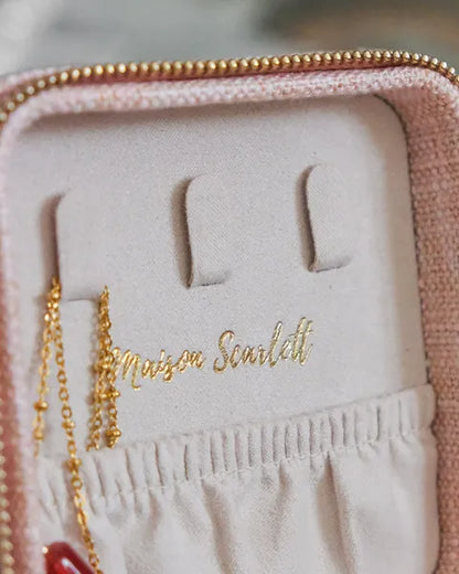Boîte à bijoux de voyage Maison Scarlett – Modèle Corinne en lin rose – gros plan sur le système d'accroche des bijoux