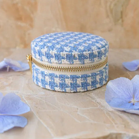 Boite a bijoux de voyage de Maison Scarlett - Modèle Yvonne - Pied de poule bleu - vue de la boite fermée