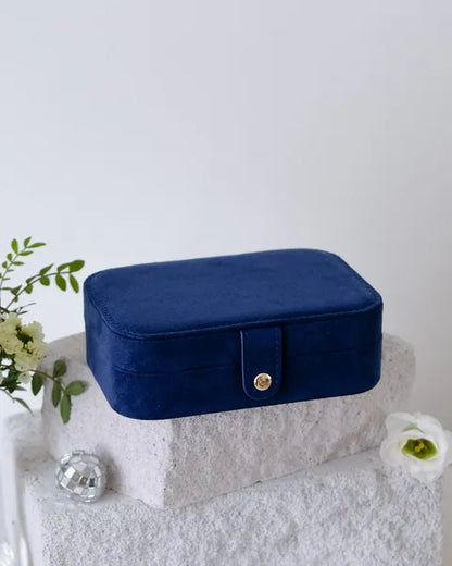 Boîte à bijoux de voyage Maison Scarlett – modèle Brigitte – velours bleu – vue fermée
