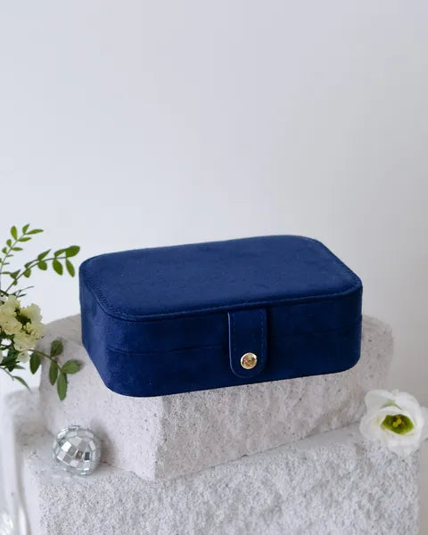 Boîte à bijoux de voyage Maison Scarlett – modèle Brigitte – velours bleu – vue fermée